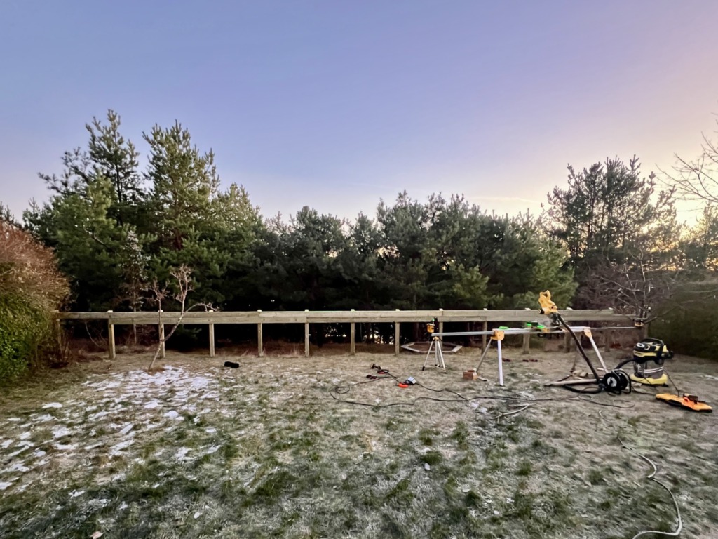 Byggnation av staket på Ekerö