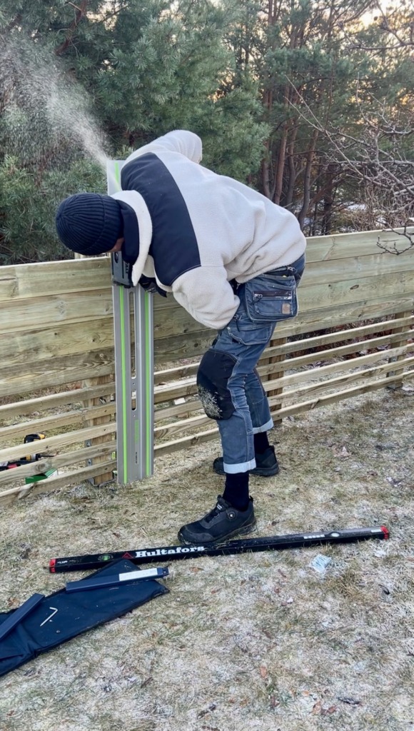 Byggnation av staket på Ekerö