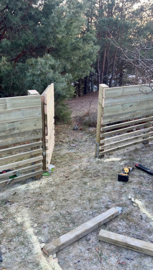 Byggnation av staket på Ekerö