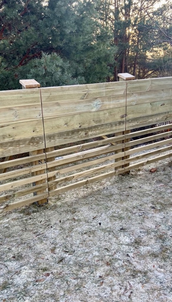 Byggnation av staket på Ekerö