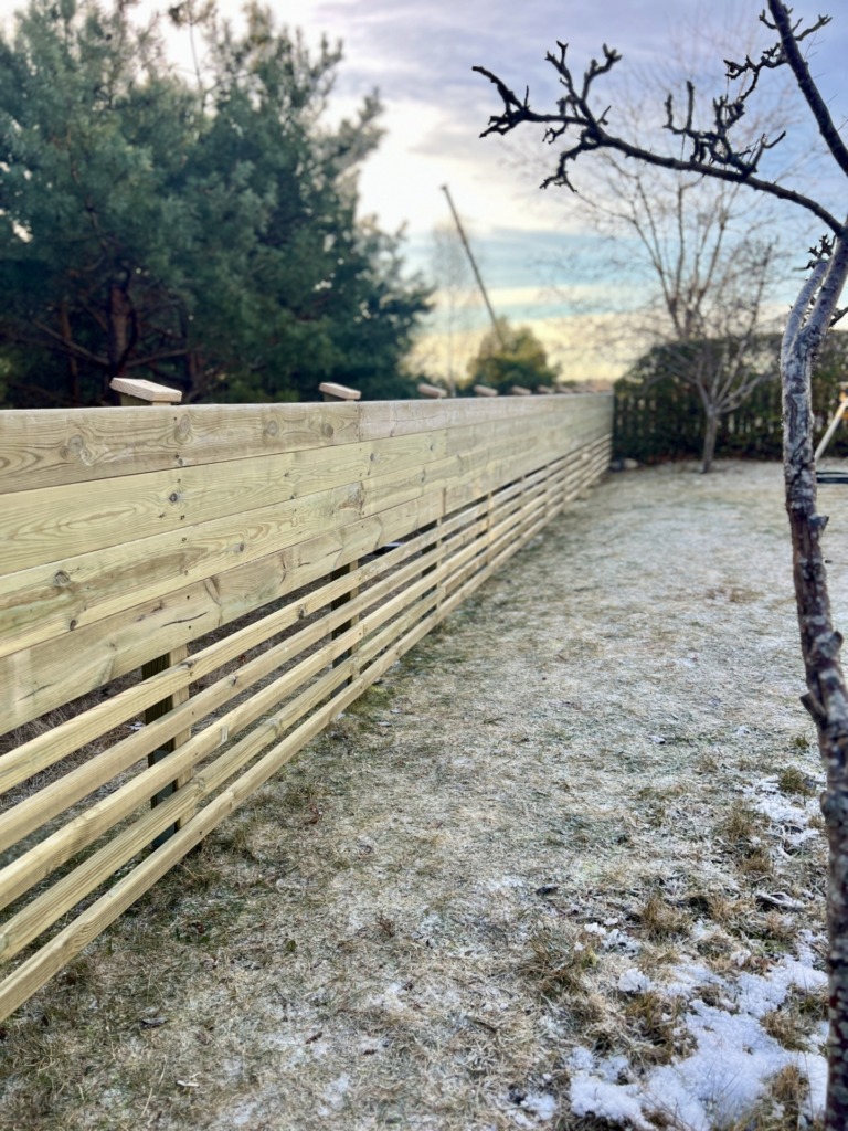 Byggnation av staket på Ekerö