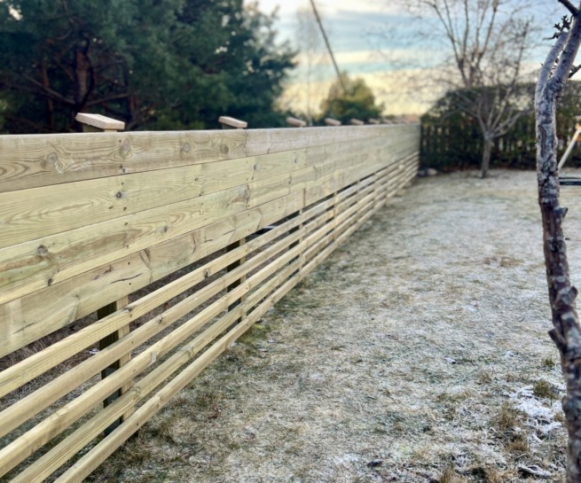 Byggnation av staket på Ekerö