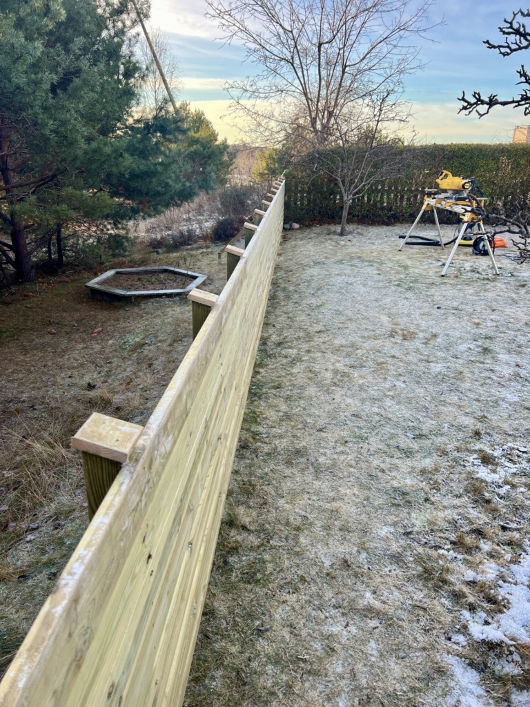Byggnation av staket på Ekerö