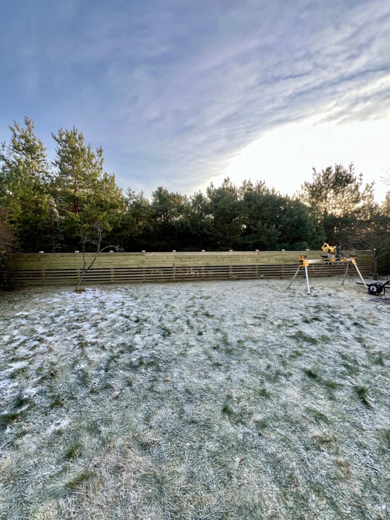 Byggnation av staket på Ekerö