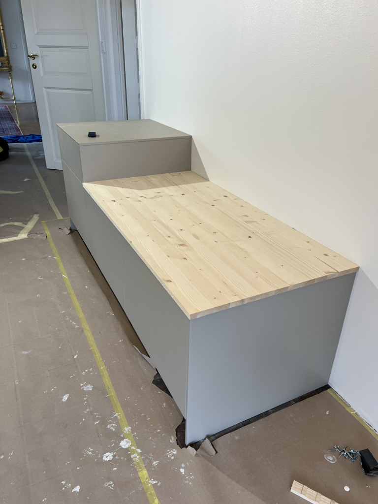 Renovering av hall på Ekerö