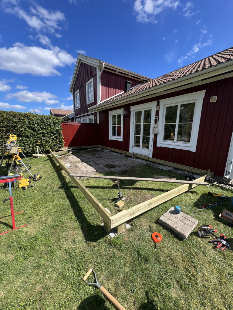 Byggnation av altan på Ekerö