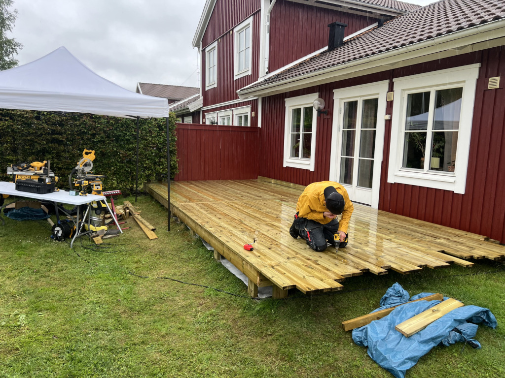 Byggnation av altan på Ekerö