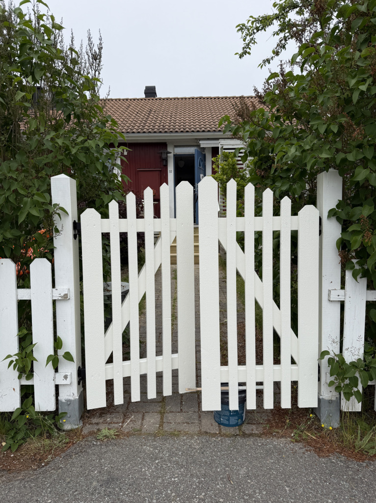 Byggnation av grind på Färingsö